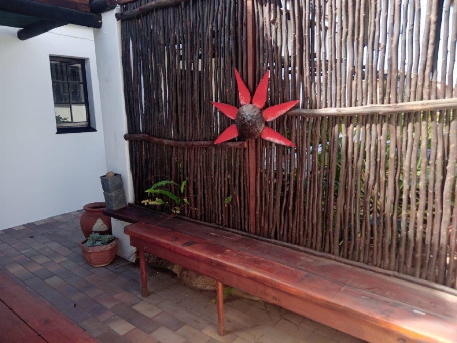 6 Bedroom Property for Sale in Wavecrest Eastern Cape